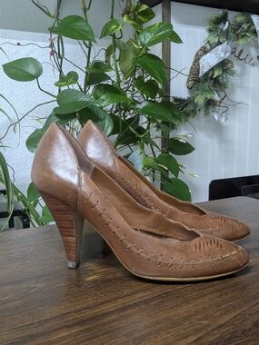 90s Vintage Tip Toe, Leather Heels, Western Boho Whipstitch  Pointed Toe Pumps